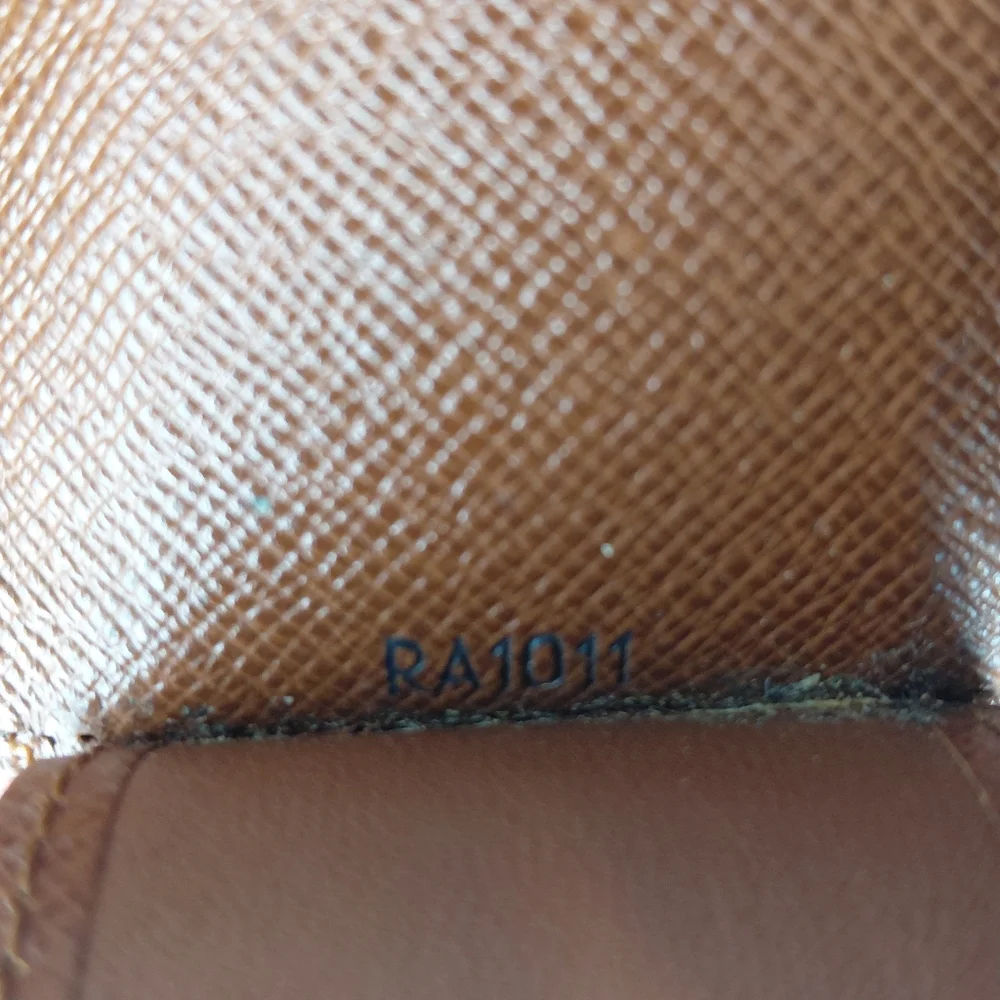 Louis Vuitton 4 Key Holder - Picture 16 of 17